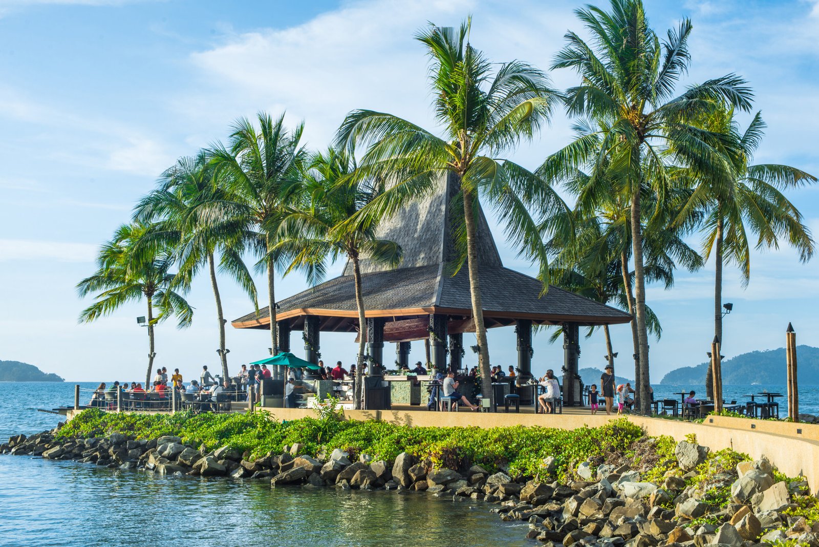 the bungalow bar and restaurant attracting travellers